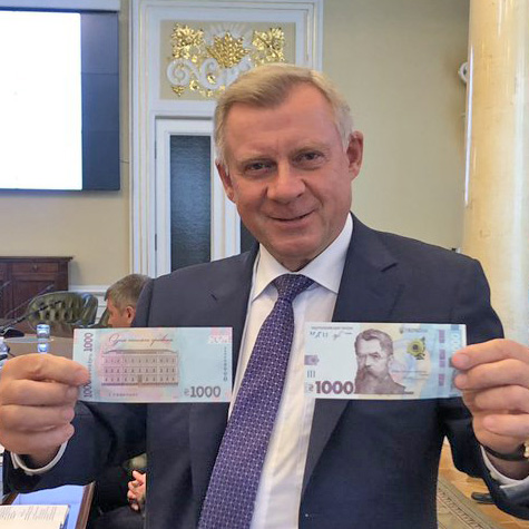 Голова правління НБУ Яків Смолій демонструє тисячогривневі банкноти. Фото з сайту twitter.com/PACE_News